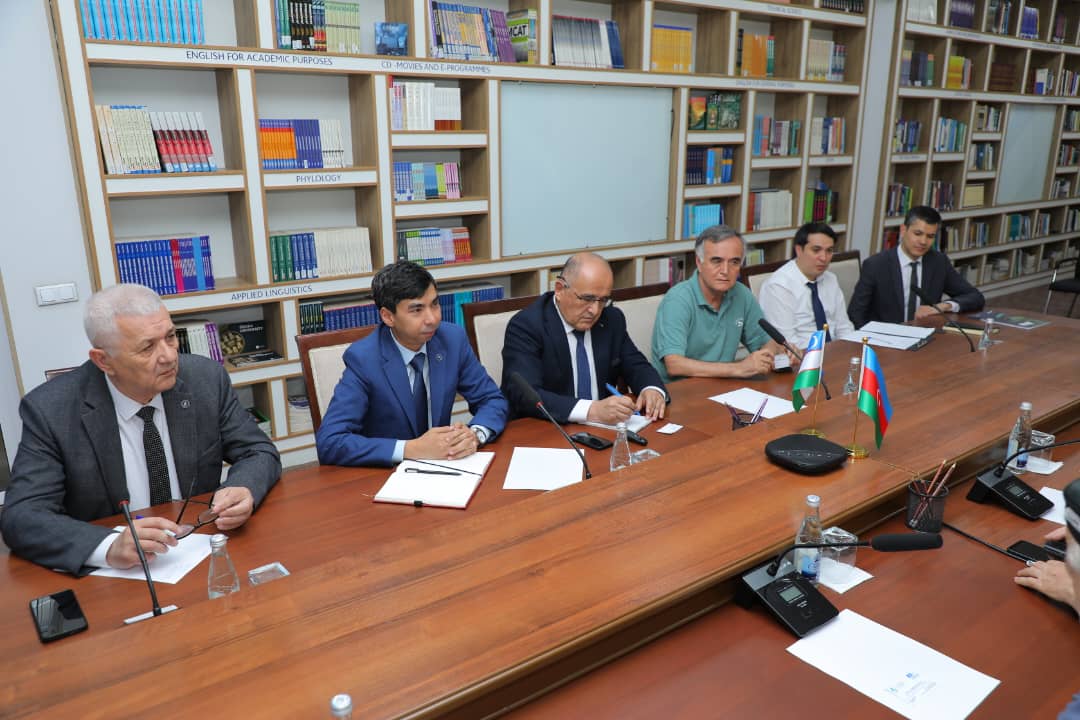 The Azerbaijani scientist read a report to his Uzbek colleagues.