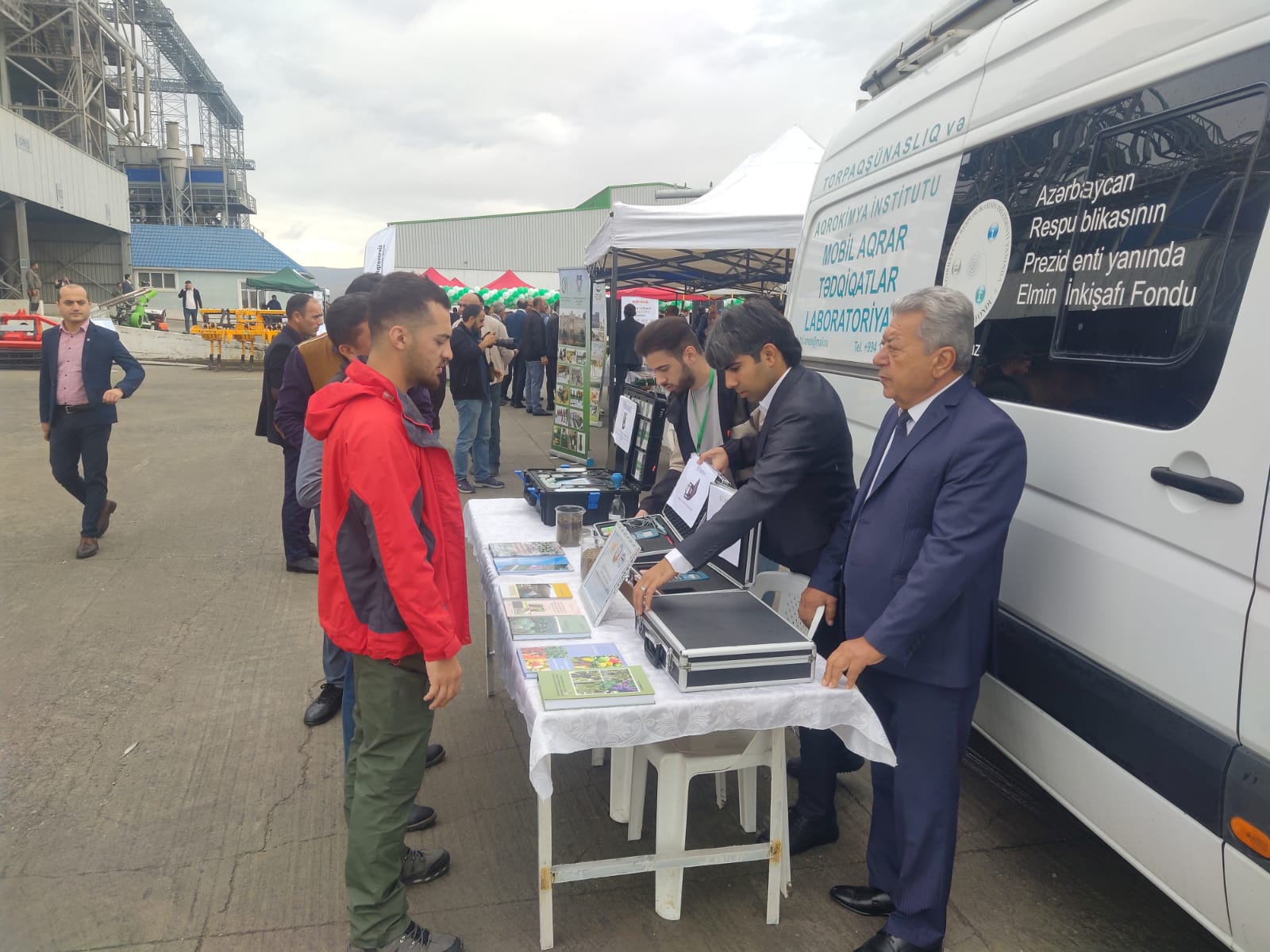 Институт почвоведения и агрохимии МНО АР принял участие на Фестивале аграрных инноваций, проходившем в Гаджигабульском районе.