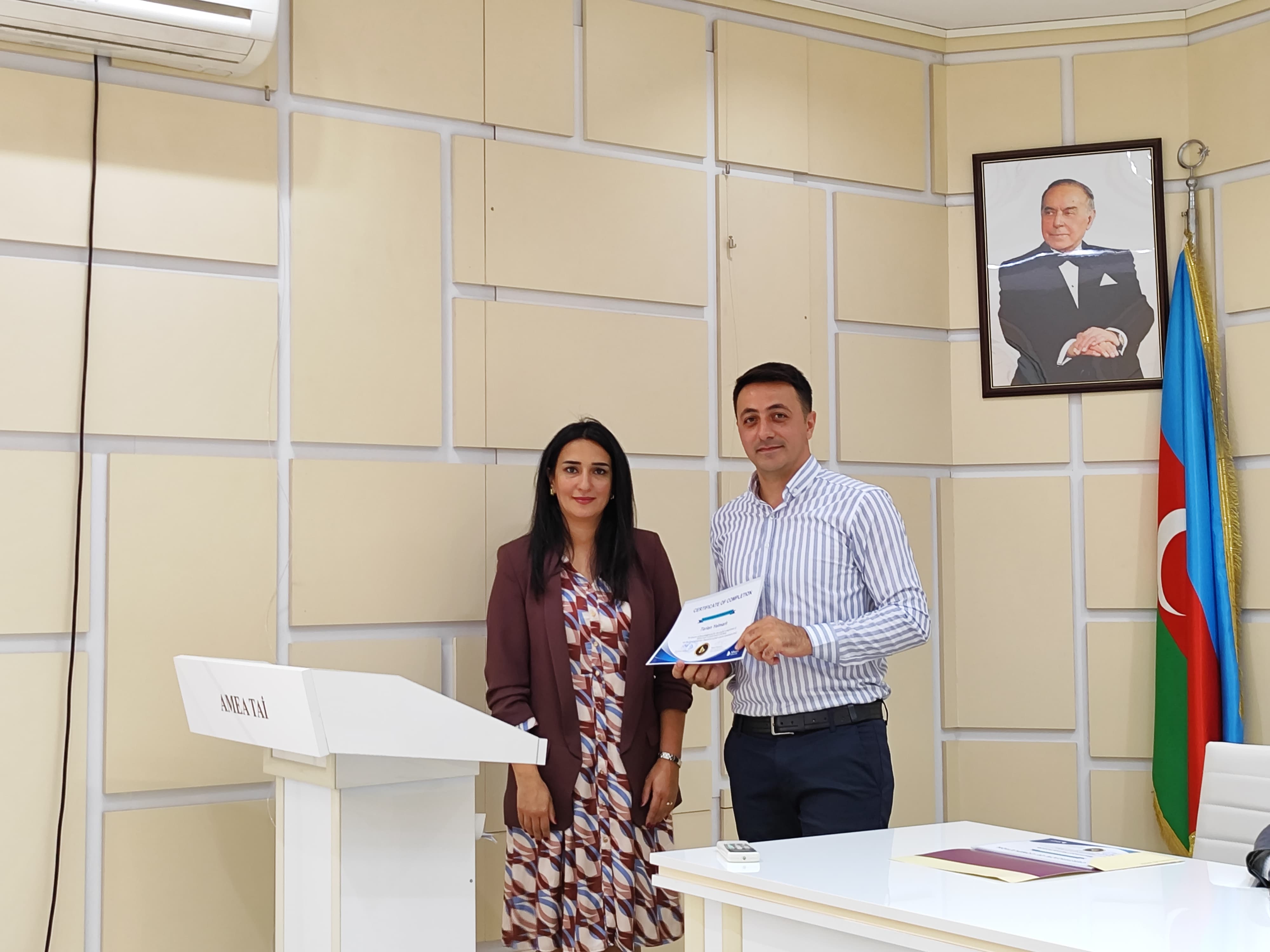 Сотрудникам  Института почвоведения и агрохимии МНО АР вручены сертификаты Хазарского Университета  по английскому языку