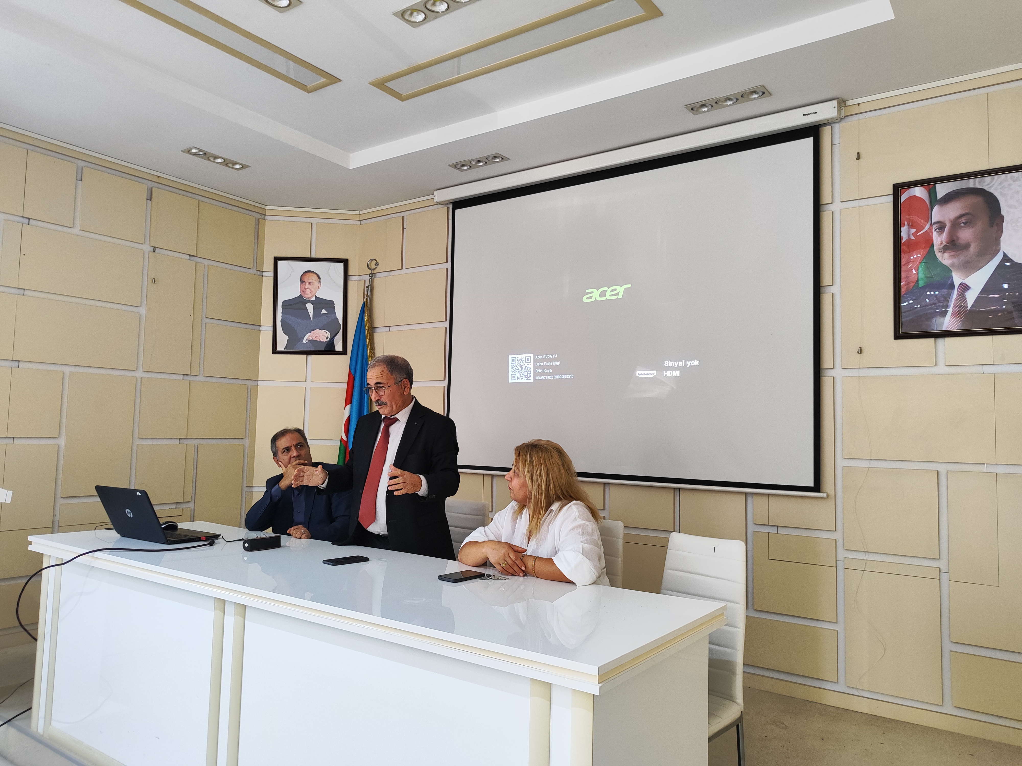 Torpaqşünaslıq və Aqrokimya İnstitutunda beynəlxalq alimlə elmi görüş keçirilib