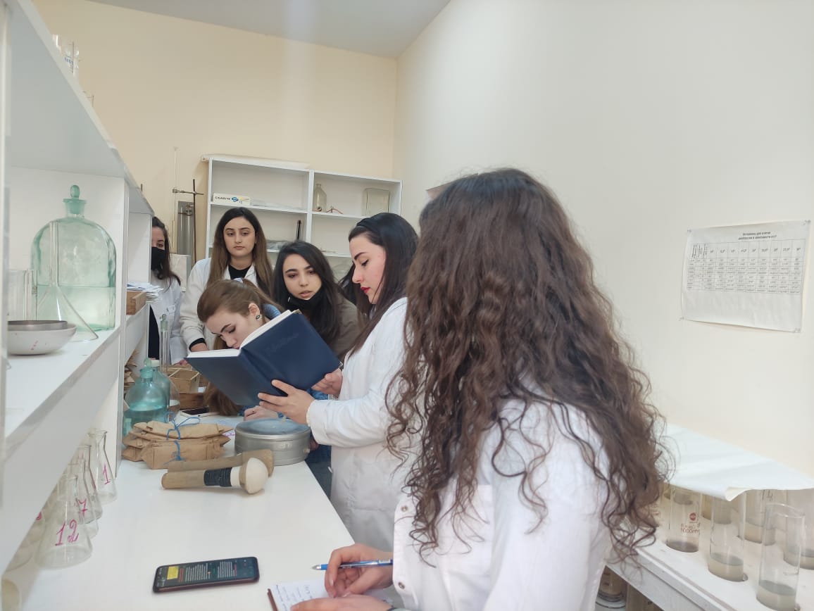 Студенты Бакинского государственного университета проходят стажировку  в Институте  почвоведения и агрохимии 