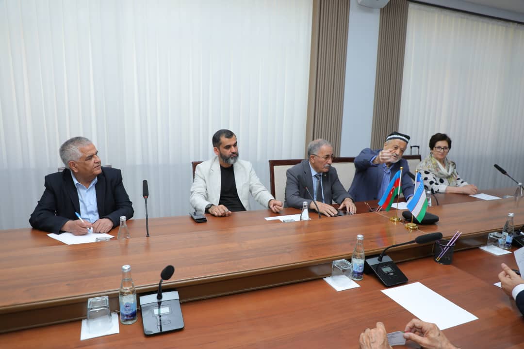 The Azerbaijani scientist read a report to his Uzbek colleagues.