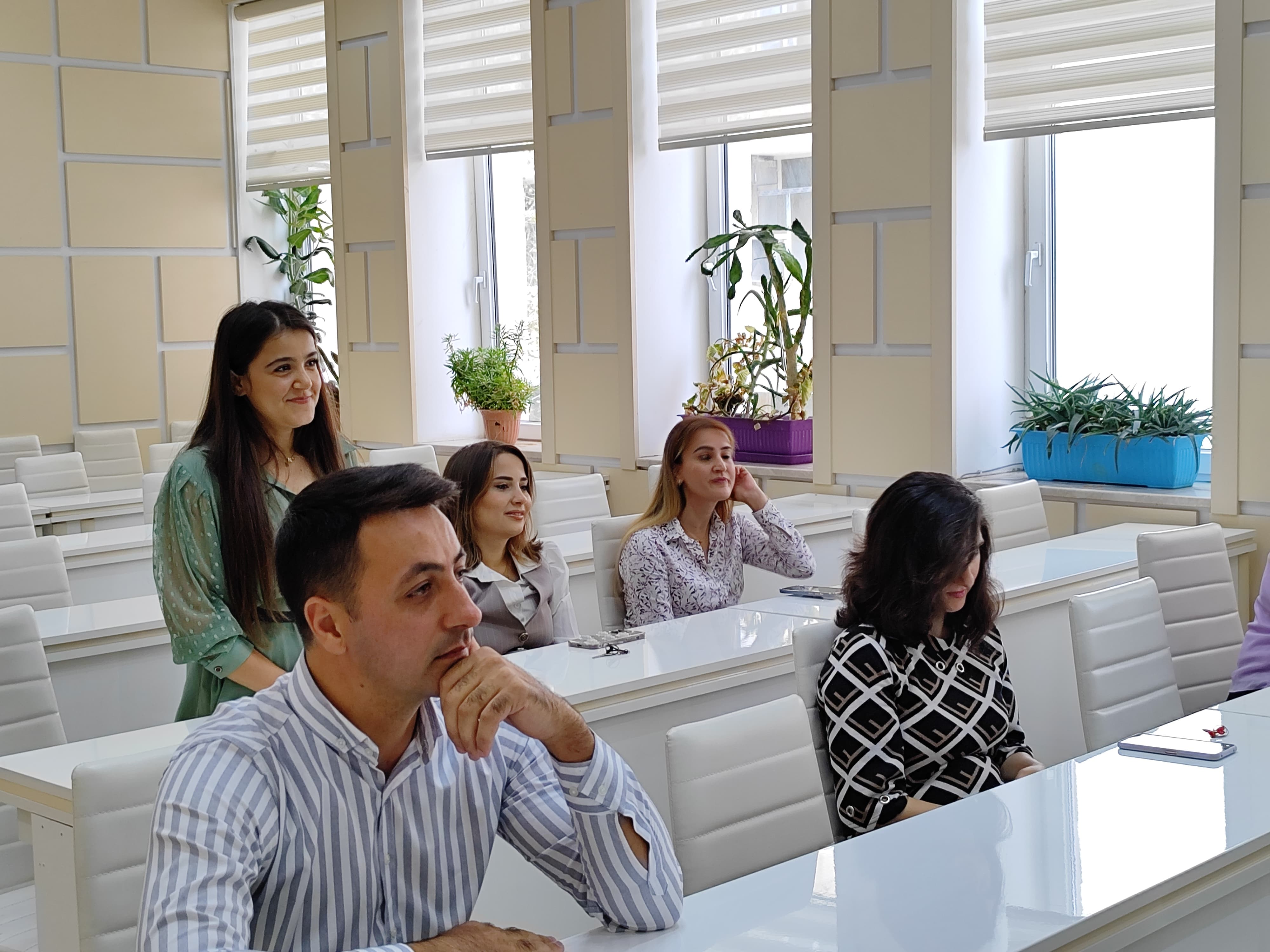 Сотрудникам  Института почвоведения и агрохимии МНО АР вручены сертификаты Хазарского Университета  по английскому языку