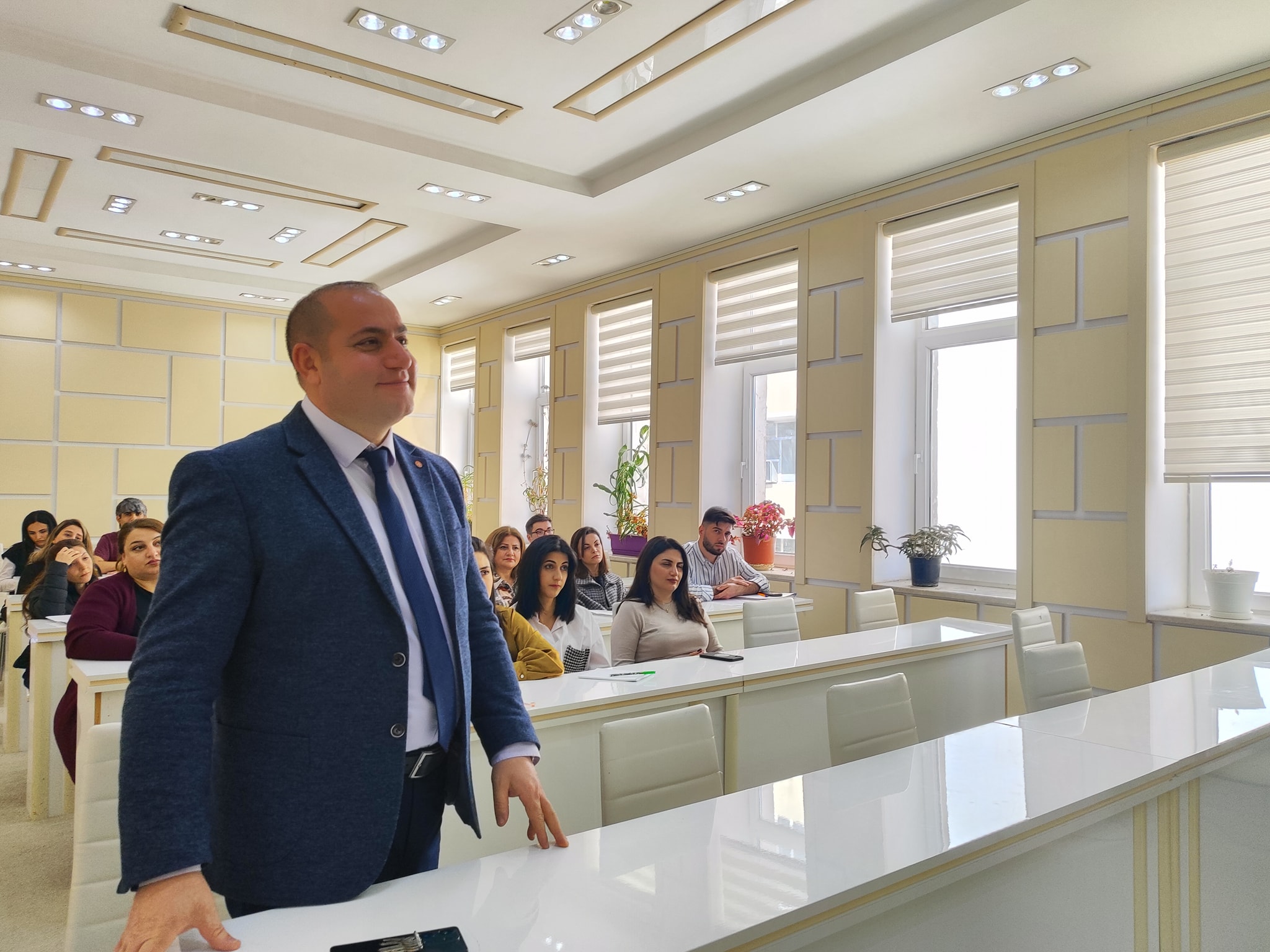 Torpaqşünaslıq və Aqrokimya İnstitutunun baş direktoru İnstitutun gənc alimləri ilə görüş keçirib