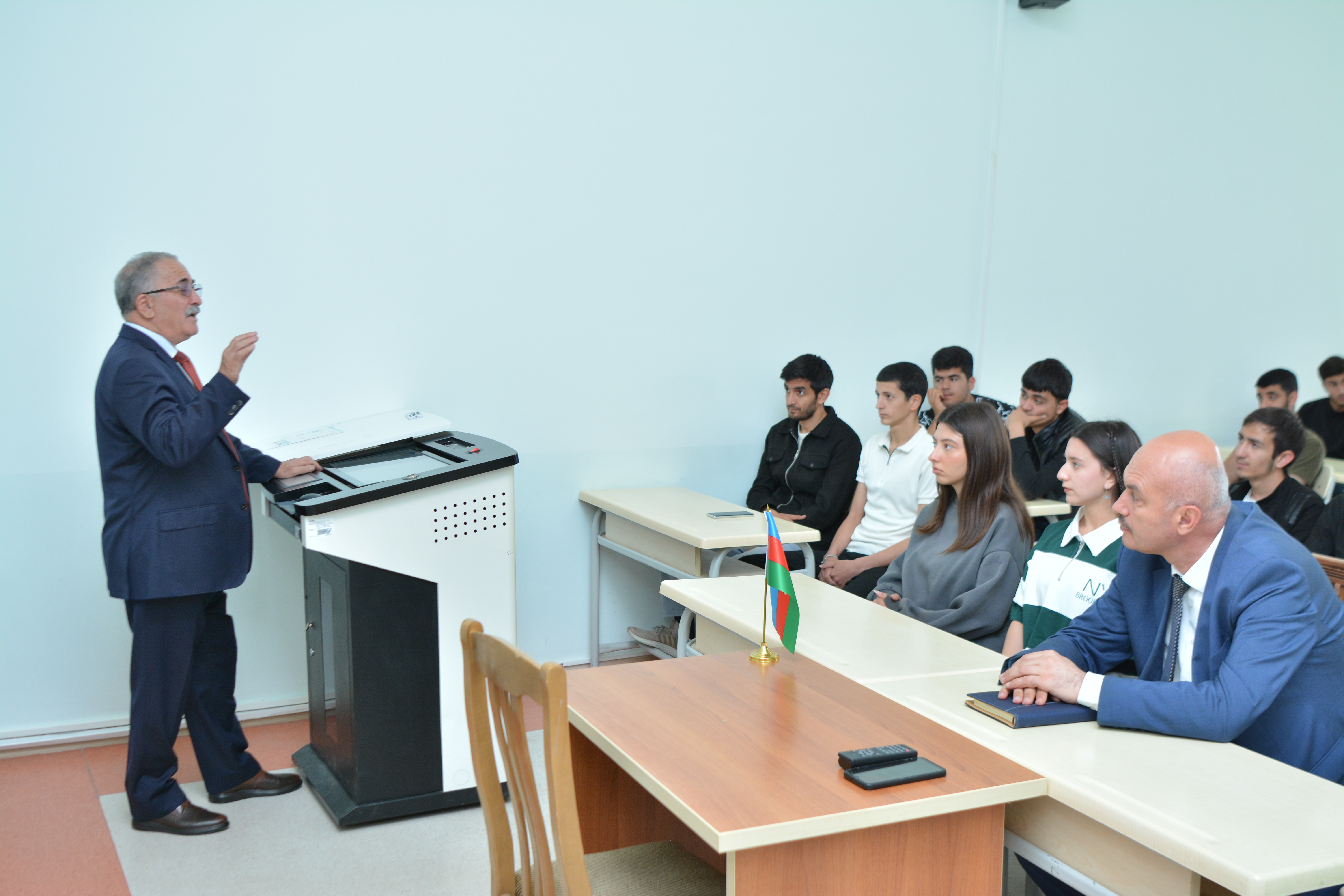 Torpaqşünaslıq və Aqrokimya İnstitutunun baş direktoru AMEA-nın müxbir üzvü, prof. Ə.G.Quliyev Naxçıvan Muxtar Respublikasında  keçirilən elmi-praktik konfransda iştirak edib